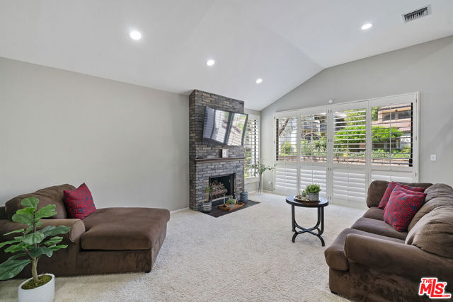5757 Owensmouth Avenue, Woodland Hills CA: https://media.crmls.org/mediaz/a6b7a34f-ddc5-4fcd-b182-e2579b67945e.jpg