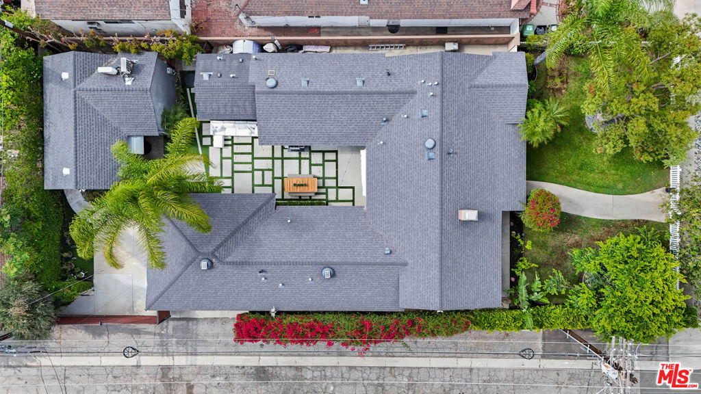 https://media.crmls.org/mediaz/a6b7a763-58b5-491f-8223-71592d594401.jpg?preset=X-Large