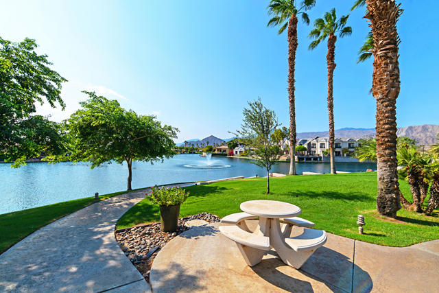 47380 Via Cordova, La Quinta CA: https://media.crmls.org/mediaz/a6b7da2e-a381-4dc2-89cc-1be23c2e2b88.jpg