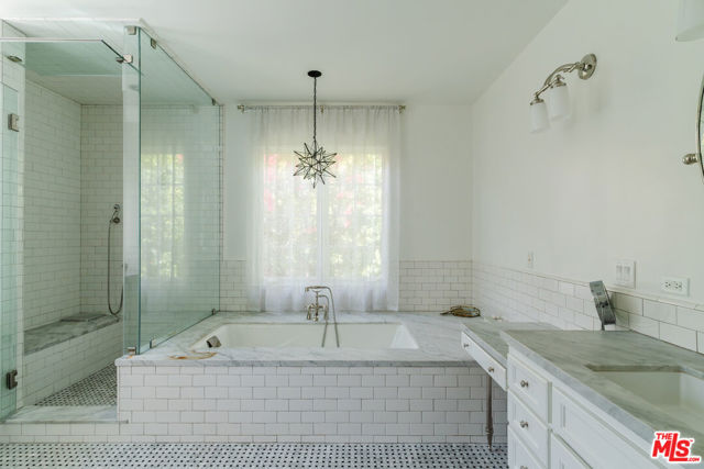 5425 Encino Avenue, Encino CA: https://media.crmls.org/mediaz/a6b87ef3-d500-46cf-aa1e-52e48541934f.jpg