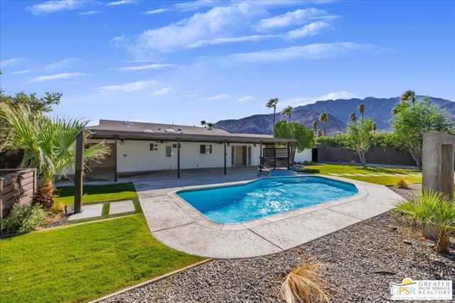 372 E Molino Road, Palm Springs CA: https://media.crmls.org/mediaz/a6bab4a8-ba13-48fb-826b-a093bcd5dd49.jpg