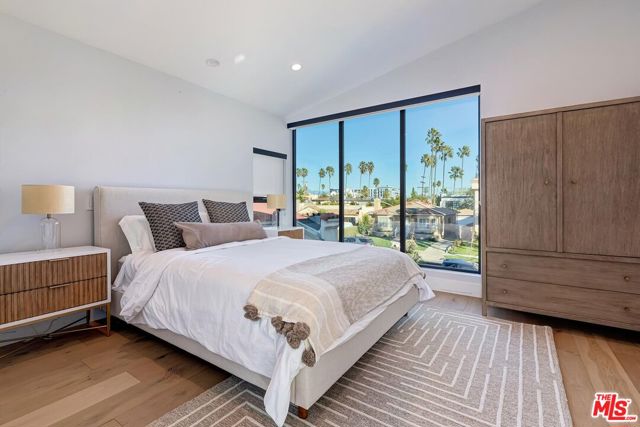 489 S Willaman Drive, Los Angeles CA: https://media.crmls.org/mediaz/a6bba062-c5fc-42b5-bb50-27a16bc42808.jpg