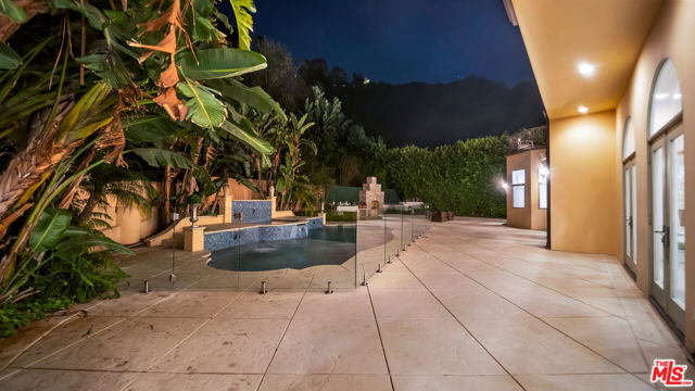 1447 San Ysidro Drive, Beverly Hills CA: https://media.crmls.org/mediaz/a6bc93e4-2637-4732-9d41-7976b742d53c.jpg