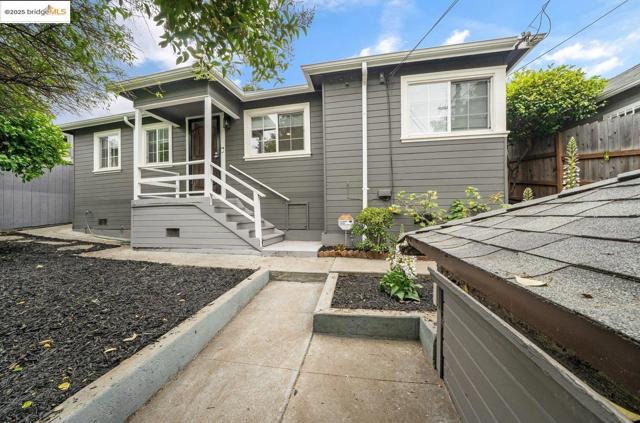 2162 35th Avenue, Oakland CA: https://media.crmls.org/mediaz/a6bd88d0-d81b-487f-aa7c-bf791241661c.jpg