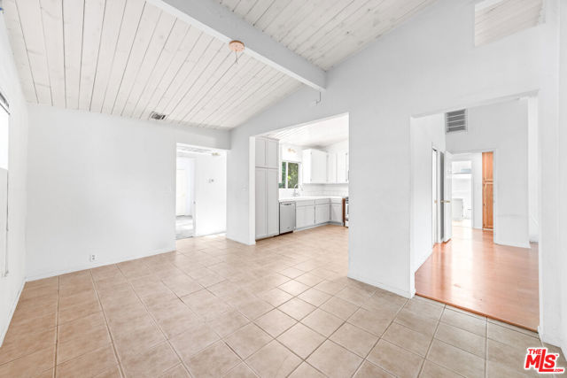 22027 Viscanio Road, Woodland Hills CA: https://media.crmls.org/mediaz/a6be70ad-569e-4d1b-b95e-b95240a3d215.jpg