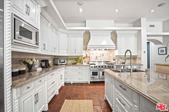 13845 Magnolia Boulevard, Sherman Oaks CA: https://media.crmls.org/mediaz/a6beb028-298b-4b3e-b440-2ba6c0ec03d3.jpg