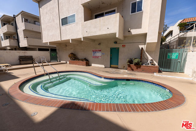 5330 Zelzah Avenue, Encino CA: https://media.crmls.org/mediaz/a6bf01bb-86c1-4735-abf7-8e02a34d154b.jpg