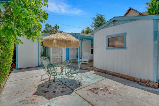 881 Merle Ave, Martinez CA: https://media.crmls.org/mediaz/a6bf1022-ccaf-430a-b8df-1889e7342a96.jpg