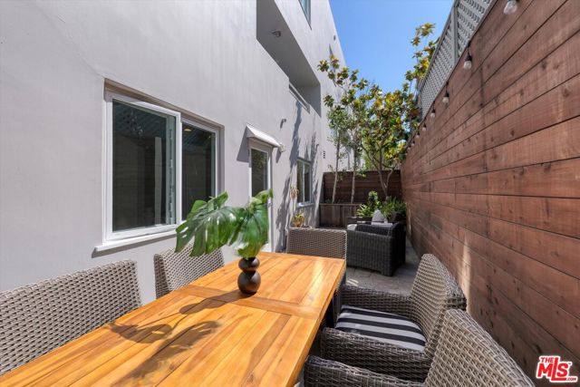 833 17th Street, Santa Monica CA: https://media.crmls.org/mediaz/a6bf343f-e8e7-4724-89d1-5bb074236f37.jpg