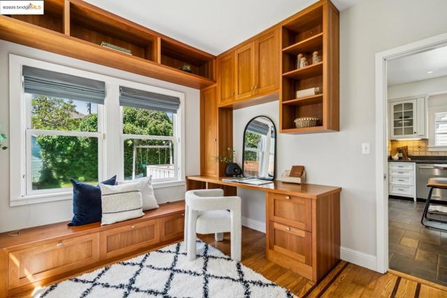 5490 Kales AVE, Oakland CA: https://media.crmls.org/mediaz/a6c00397-148e-464e-9a1c-77b8b2d2e95f.jpg