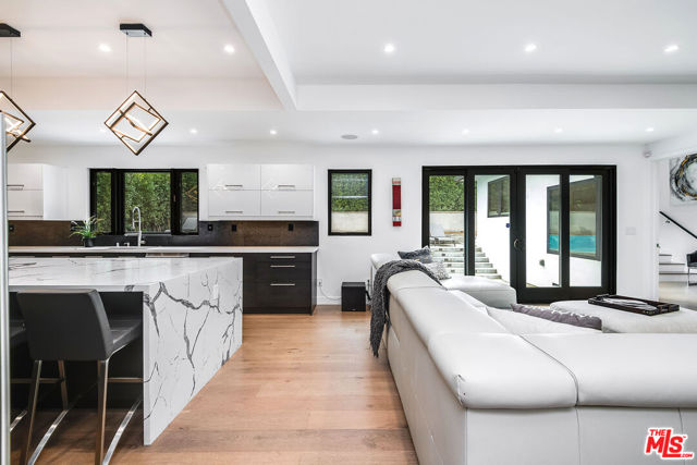 13378 Contour Drive, Sherman Oaks CA: https://media.crmls.org/mediaz/a6c14ce7-5655-4572-a91f-b71192707cb9.jpg