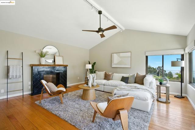 25 Holyrood Manor, Oakland CA: https://media.crmls.org/mediaz/a6c1b7ed-7e44-4928-bb8e-a2a5b05bc692.jpg