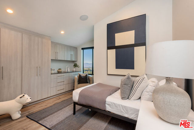 4338 Gayle Drive, Tarzana CA: https://media.crmls.org/mediaz/a6c1fd9a-c796-4d06-897e-38cb4e59bc6e.jpg