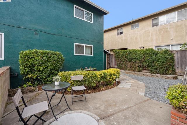2120 Encinal Ave, Alameda CA: https://media.crmls.org/mediaz/a6c2b1c0-0e08-41f1-a276-e5c7f662db97.jpg
