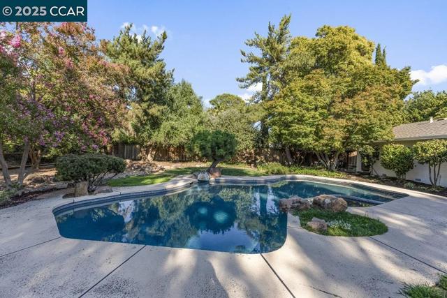 280 Fairway Dr, Danville CA: https://media.crmls.org/mediaz/a6c494dc-46cb-457f-997e-e69f8c91dd32.jpg