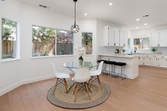 3846 Sheffield Cir, Danville CA: https://media.crmls.org/mediaz/a6c61dc4-f7b6-4d58-9446-be05d496be1a.jpg