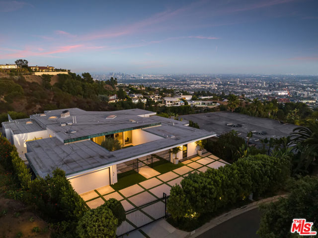 340 Trousdale Place, Beverly Hills CA: https://media.crmls.org/mediaz/a6cabe4a-1b9d-487c-9597-1a4eb8558249.jpg