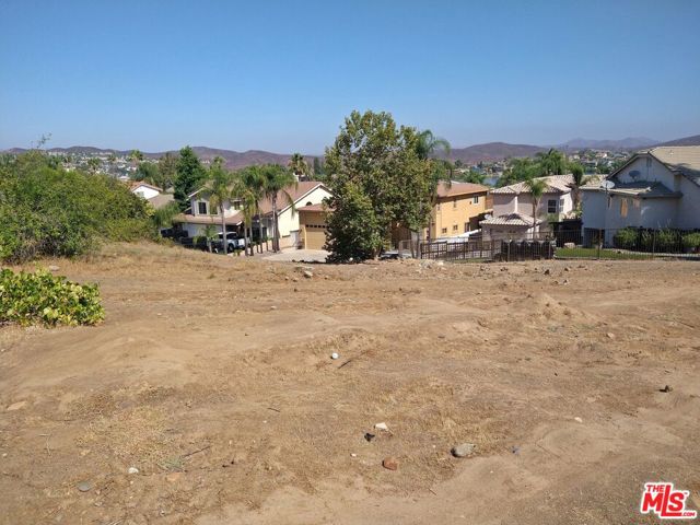 22380 PIN TAIL Drive, Canyon Lake CA: https://media.crmls.org/mediaz/a6cbff27-0302-4ef1-95ee-1e99d73ae9af.jpg
