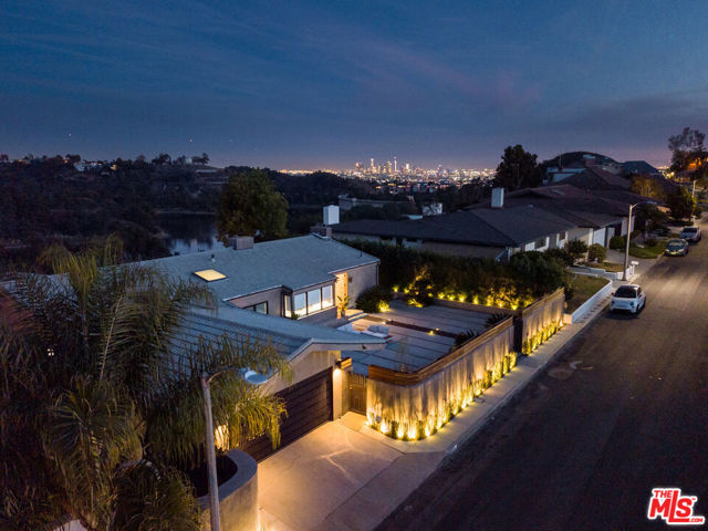 2960 LAKERIDGE Drive, Los Angeles CA: https://media.crmls.org/mediaz/a6cc51bf-58a7-4e74-bc26-2350d8d07ed9.jpg