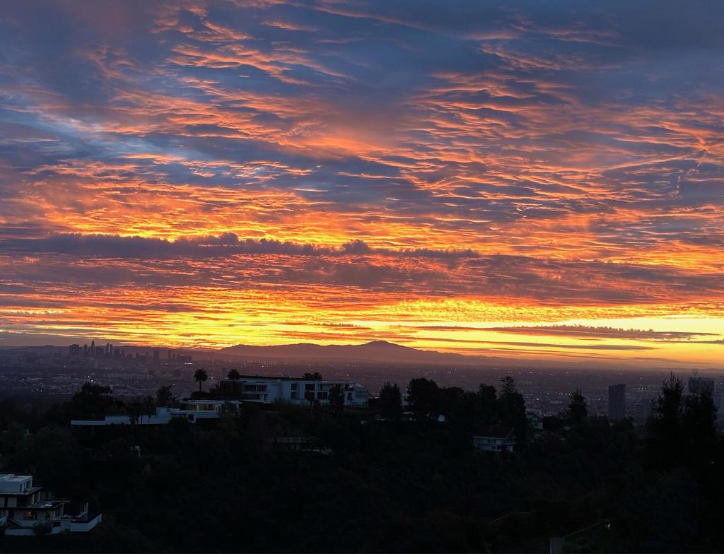 https://media.crmls.org/mediaz/a6cc6820-aae6-4e59-a8e5-6cbbf179d97a.jpg?preset=X-Large