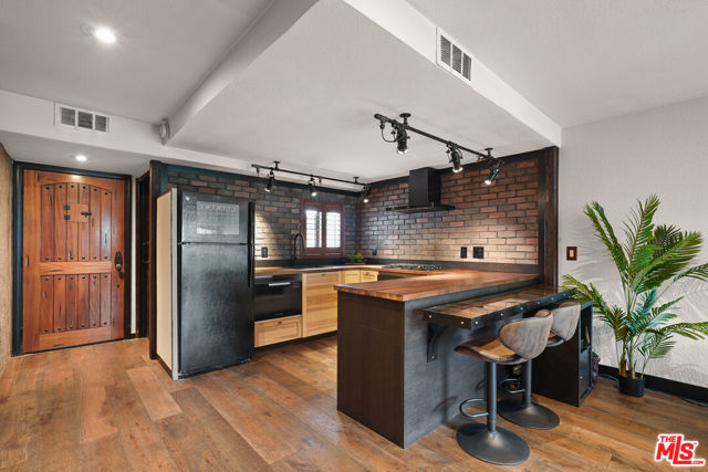 10926 Bluffside Drive, Studio City CA: https://media.crmls.org/mediaz/a6cdeaaf-8824-4772-b666-925f122598bc.jpg