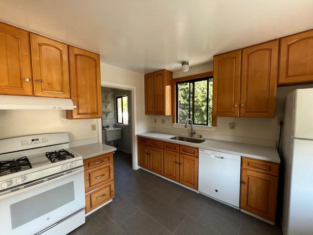1632 Albemarle Way, Burlingame CA: https://media.crmls.org/mediaz/a6cf466b-e12a-49e8-91cf-406f69709210.jpg