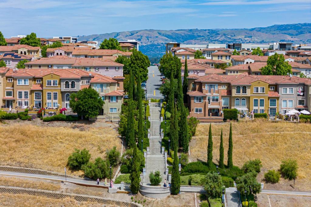https://media.crmls.org/mediaz/a6cfa2b5-e0eb-46b7-9266-b940df478f65.jpg?preset=X-Large