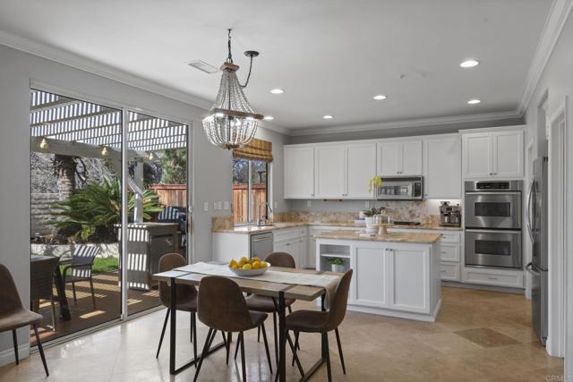 Detail Gallery Image 8 of 26 For 1979 Oxford Ct, Vista,  CA 92081 - 4 Beds | 2/1 Baths