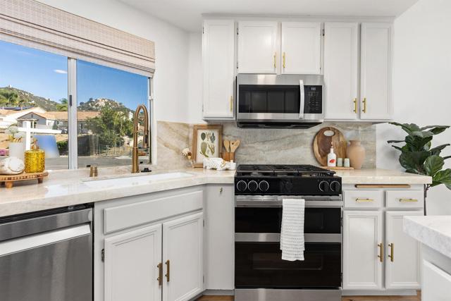 Detail Gallery Image 7 of 45 For 2101 Winged Foot, Escondido,  CA 92026 - 2 Beds | 2 Baths