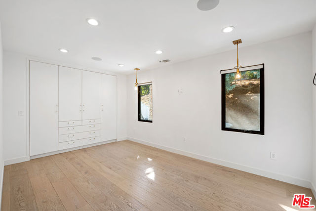 19536 Wells Drive, Tarzana CA: https://media.crmls.org/mediaz/a6d1be02-0c7c-4eb9-8509-9c80b0222a96.jpg