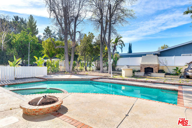 5890 Fairhaven Avenue, Woodland Hills CA: https://media.crmls.org/mediaz/a6d1ea0f-9f58-4425-95d9-13f2d859d76c.jpg