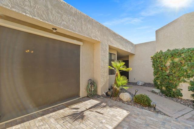 10321 Sunningdale Drive, Rancho Mirage CA: https://media.crmls.org/mediaz/a6d267f6-ca59-4714-8af8-e3c10136067d.jpg