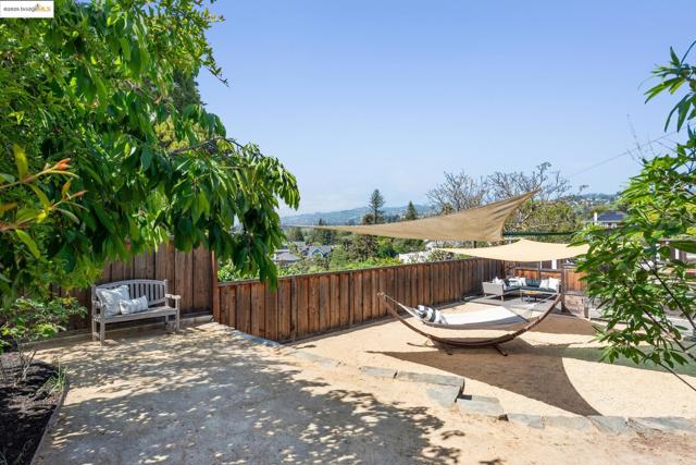 1015 Warfield Ave, Oakland CA: https://media.crmls.org/mediaz/a6d2aa23-ddd1-4c7b-b85b-7c6d0c6daca1.jpg
