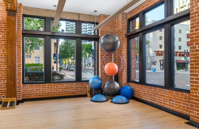 500 W Harbor Dr, San Diego CA: https://media.crmls.org/mediaz/a6d390c4-2083-4274-a2a7-2837b73680de.jpg