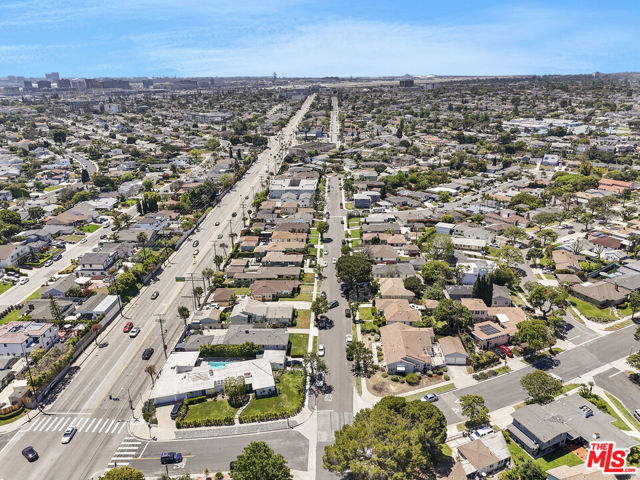 7801 Flight Avenue, Los Angeles CA: https://media.crmls.org/mediaz/a6d434f7-e83c-4458-8dde-95cd5d60690b.jpg