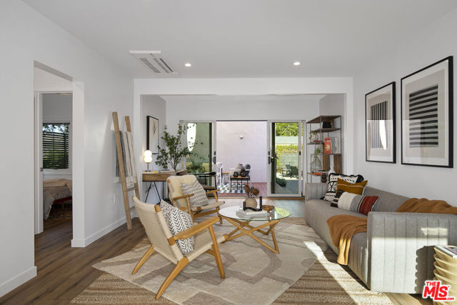 3744 Redwood Avenue, Los Angeles CA: https://media.crmls.org/mediaz/a6d48384-e2d3-440f-b996-dad7dae39aee.jpg