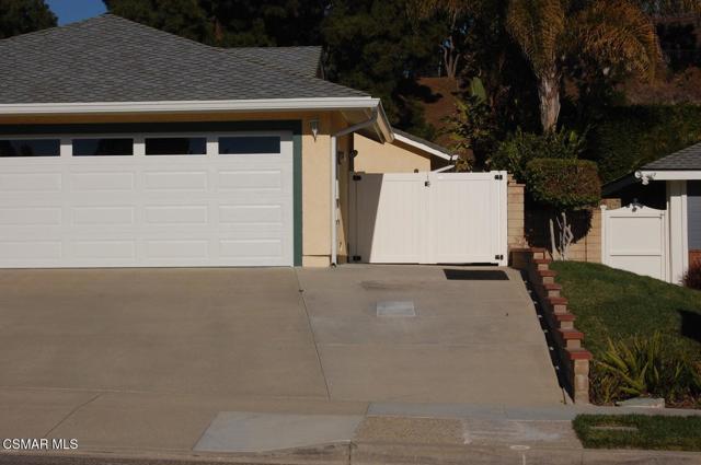 1375 Uppingham B Drive, Thousand Oaks CA: https://media.crmls.org/mediaz/a6d53699-ef29-430b-a02b-0476ef894749.jpg
