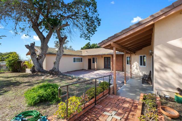 513 Canyon Drive, Solana Beach CA: https://media.crmls.org/mediaz/a6d611ac-fce5-4316-add3-55404bf93451.jpg