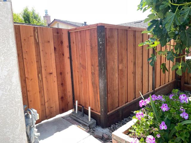2702 Chinook Ct, Union City CA: https://media.crmls.org/mediaz/a6d62fd9-16fa-4351-8393-e33f0bc0e6ea.jpg