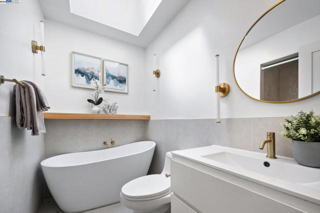 282 Bright St, San Francisco CA: https://media.crmls.org/mediaz/a6d69dbd-149c-4b27-b35d-836f3e7b023e.jpg