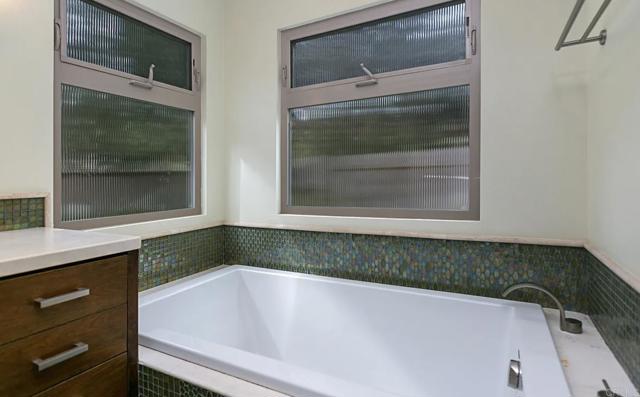 Detail Gallery Image 11 of 18 For 2895 Brentwood Ct, Carlsbad,  CA 92008 - 3 Beds | 3 Baths