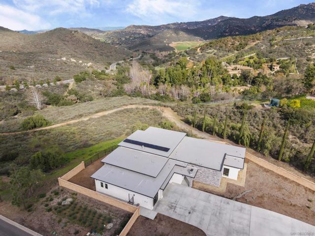 16925 Old Coach Rd, Poway CA: https://media.crmls.org/mediaz/a6d76ea9-fce3-4b9d-9a79-3244114a0fae.jpg