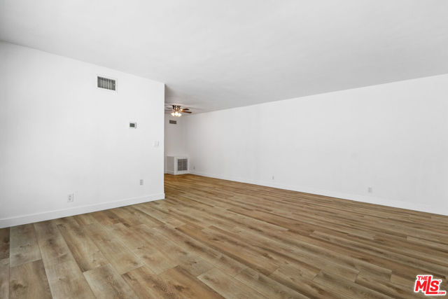 340 N Palm Drive, Beverly Hills CA: https://media.crmls.org/mediaz/a6d7814f-e6fe-4072-80aa-30e42412d4eb.jpg