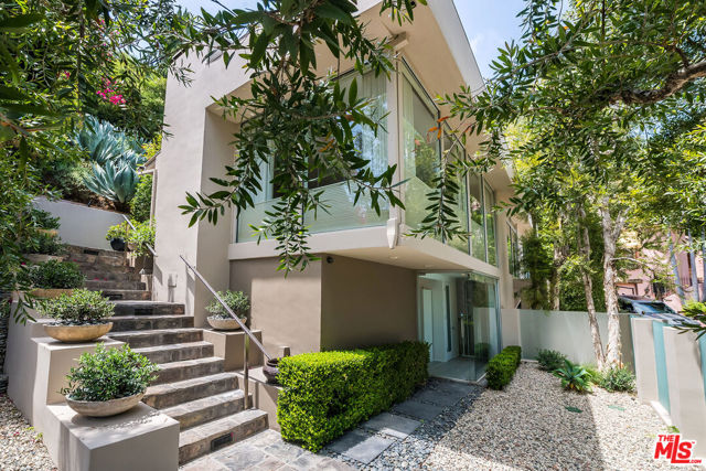 1331 CORDELL Place, Los Angeles CA: https://media.crmls.org/mediaz/a6d7cba8-75a7-4452-bc52-70c5384b9e00.jpg