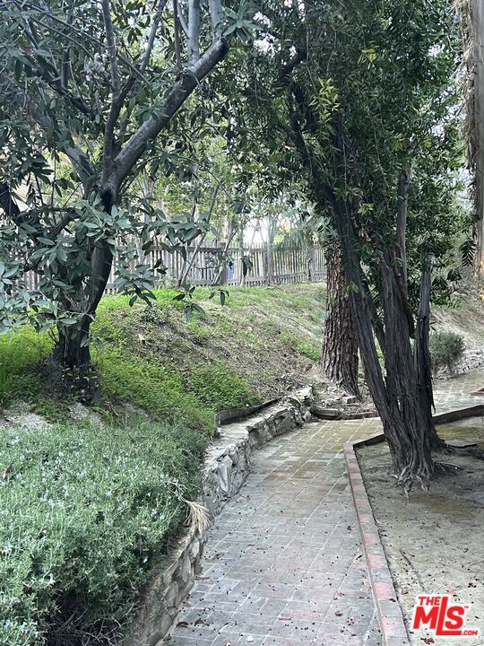 14807 Round Valley Drive, Sherman Oaks CA: https://media.crmls.org/mediaz/a6d81433-f89c-4d99-989b-6e8e33323961.jpg