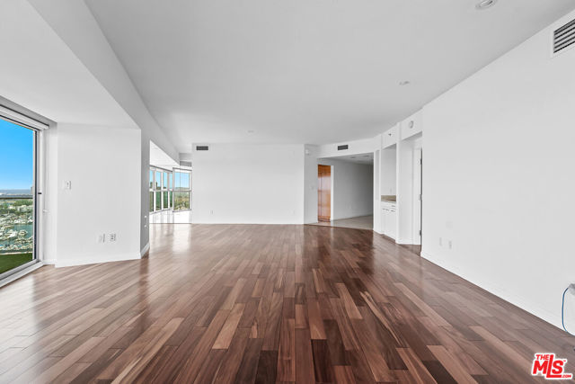13600 MARINA POINTE Drive, Marina del Rey CA: https://media.crmls.org/mediaz/a6d9900e-a9a3-4f74-9434-c889ba340dc4.jpg