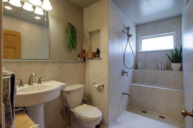 8421 Wayland Lane, Gilroy CA: https://media.crmls.org/mediaz/a6d9a8e5-2e5b-404d-9d20-db7746215dc8.jpg