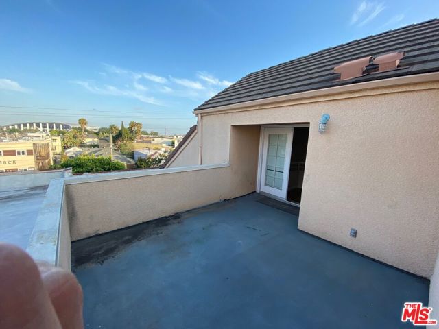 435 E Tamarack Avenue, Inglewood CA: https://media.crmls.org/mediaz/a6da538b-93a2-4bf6-ab9f-7befd52e94a5.jpg