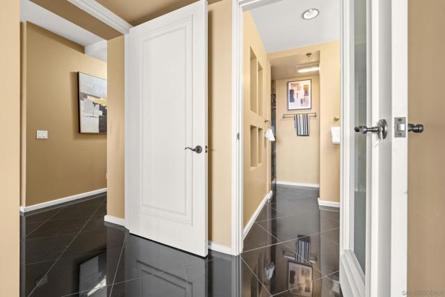 200 Harbor Dr, San Diego CA: https://media.crmls.org/mediaz/a6dc16c9-4078-47de-b39f-d805b3398336.jpg
