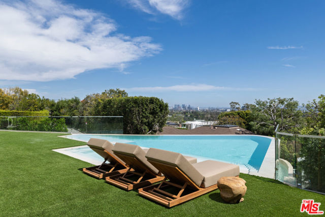 1682 San Onofre Drive, Pacific Palisades CA: https://media.crmls.org/mediaz/a6dcb408-b36a-41ae-a899-6fb80305c116.jpg